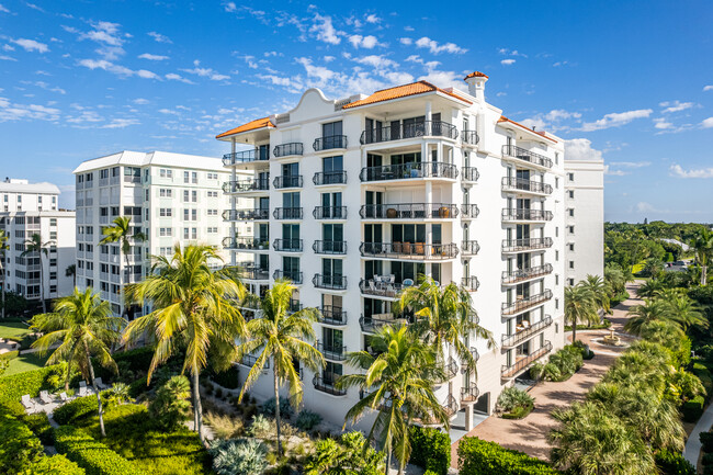 Via Delfino Condominium in Naples, FL - Foto de edificio - Building Photo