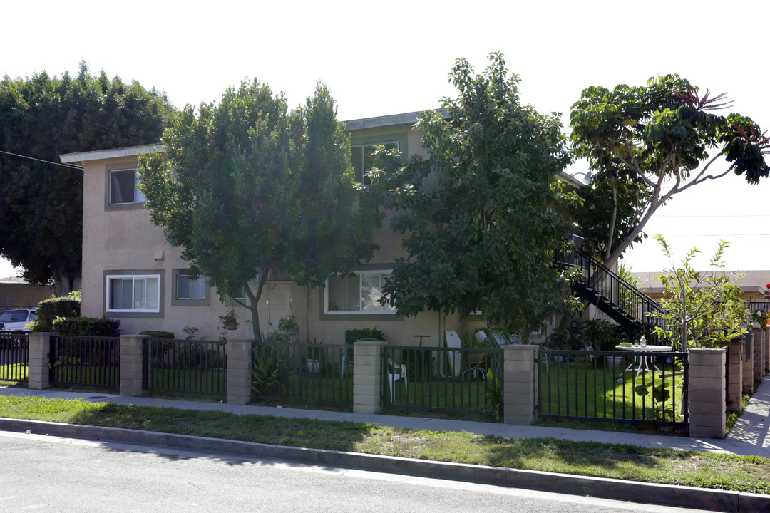 7812 Barton Dr in Huntington Beach, CA - Building Photo