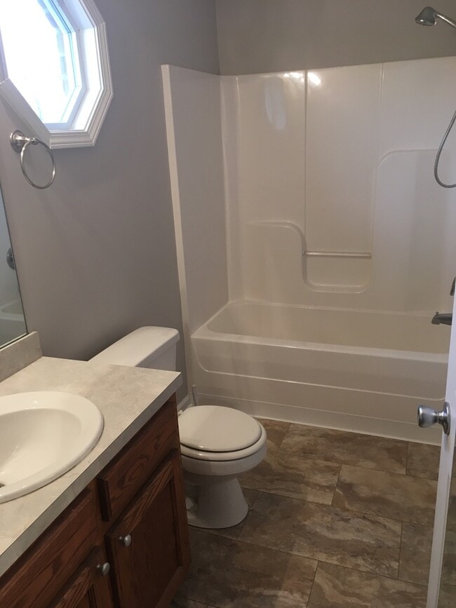 3511 Drayton Dr in Dalzell, SC - Foto de edificio - Building Photo