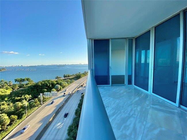 601 NE 36th St, Unit 1103 in Miami, FL - Building Photo - Building Photo