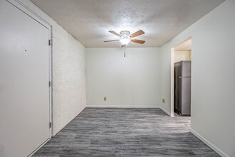 Oaks Apartments in Cincinnati, OH - Building Photo - Interior Photo