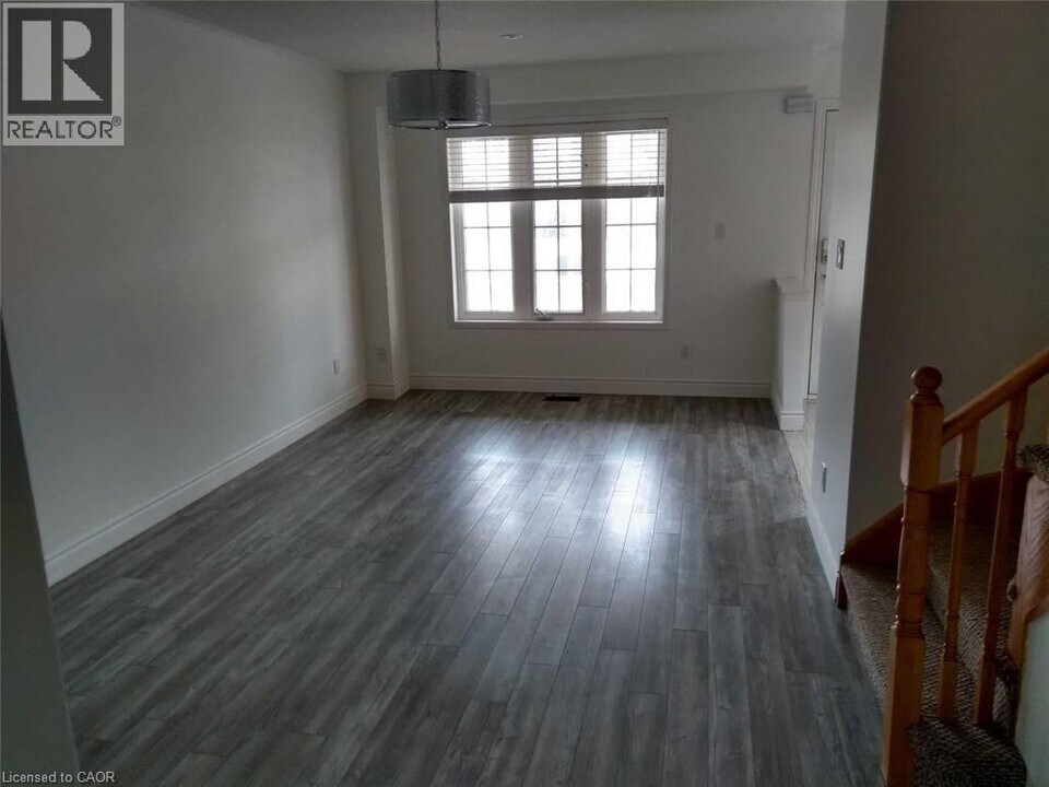 2502 Postmaster Dr in Oakville, ON - Building Photo