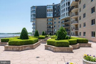 1250 S Washington St in Alexandria, VA - Building Photo