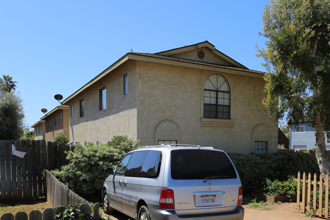 1123 Persimmon Ave in El Cajon, CA - Foto de edificio - Building Photo