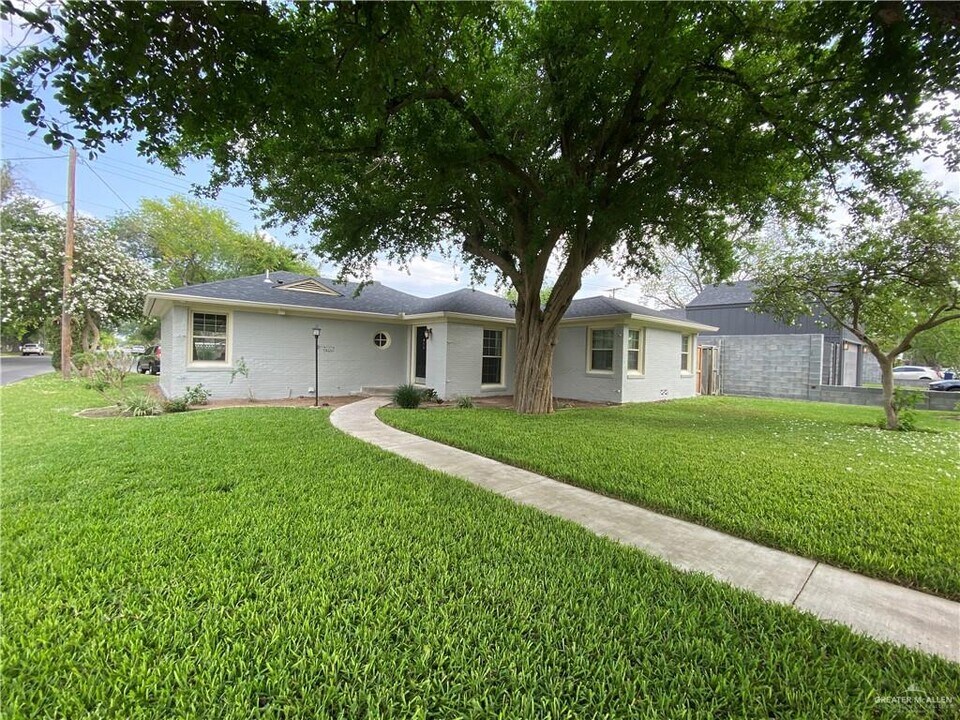 401 S Cynthia St in McAllen, TX - Building Photo