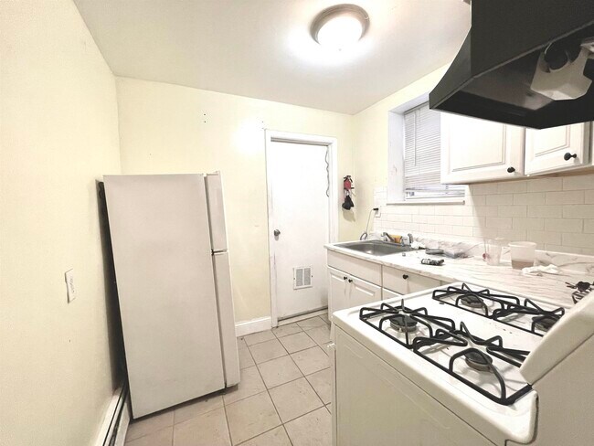 72 Storms Ave in Jersey City, NJ - Building Photo - Building Photo