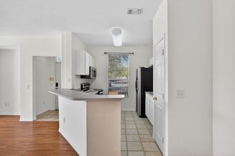 13703 Richmond Park Dr N in Jacksonville, FL - Foto de edificio - Building Photo