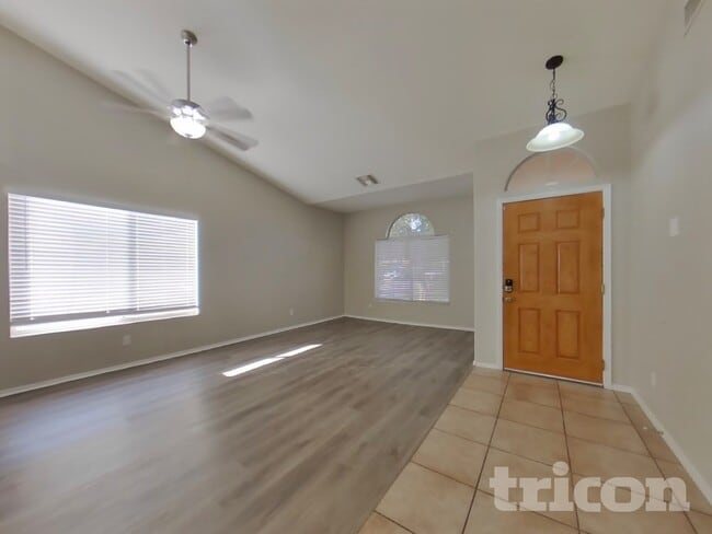 5521 N 103rd Dr in Glendale, AZ - Foto de edificio - Building Photo