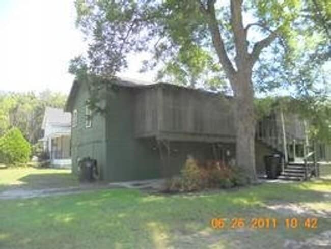 property at 1106 1/2 Roosevelt St