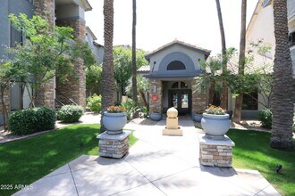 2025 E Campbell Ave in Phoenix, AZ - Foto de edificio - Building Photo