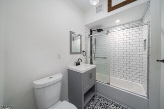 9 Kling St in West Orange, NJ - Foto de edificio - Building Photo