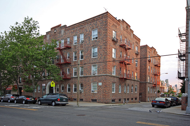 3115 21st Ave in Long Island City, NY - Foto de edificio - Building Photo