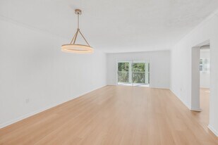 200 E Royal Palm Rd in Boca Raton, FL - Building Photo