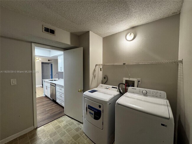 5612 Rock Island Rd in Tamarac, FL - Building Photo - Building Photo