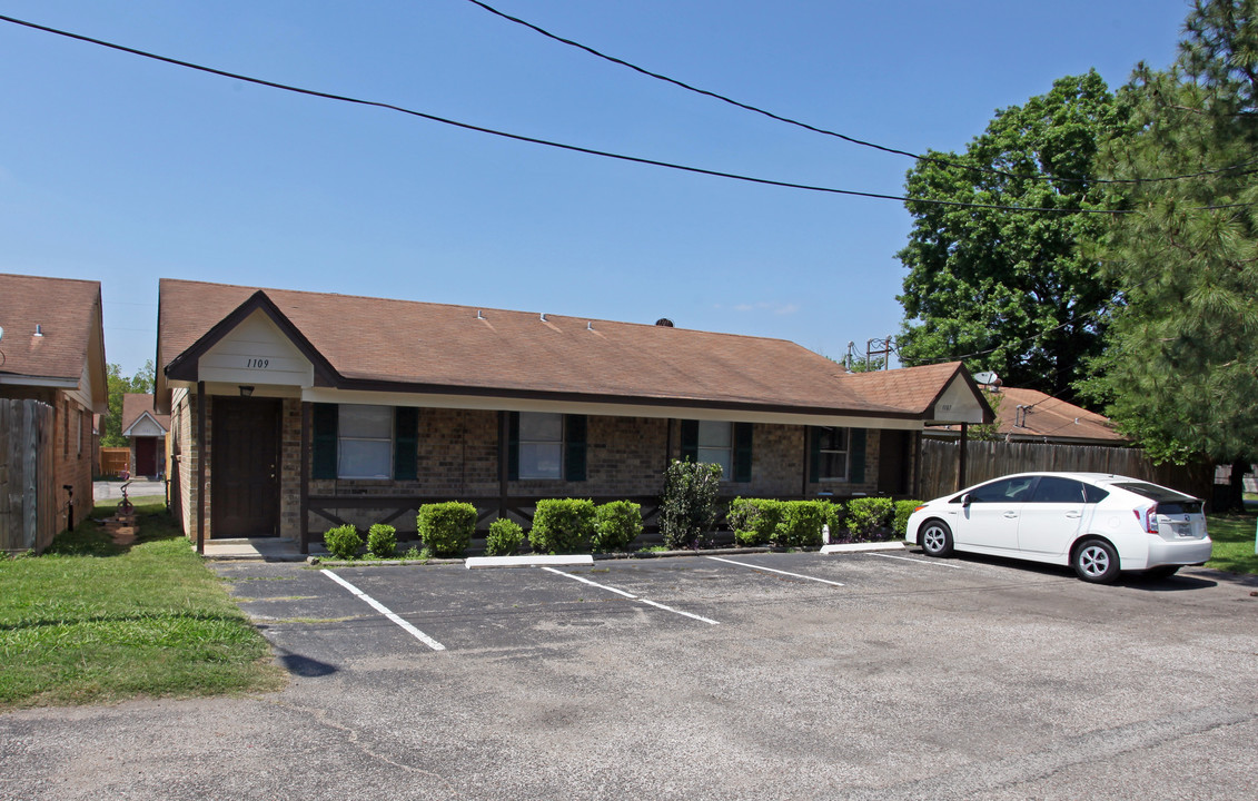 Town and Country Crossing in Tomball, TX - Building Photo