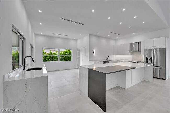 property at 2517 Kings Lake Blvd