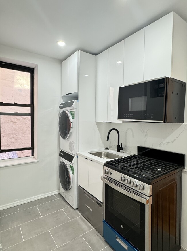 214 1st Ave. in New York, NY - Building Photo - Building Photo