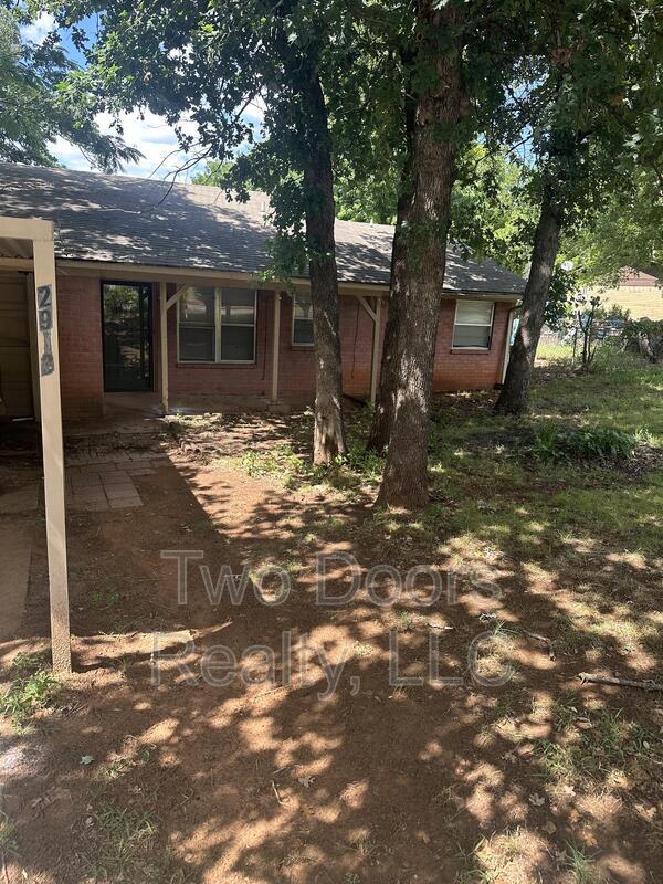 property at 2913 Gwendolyn Ln