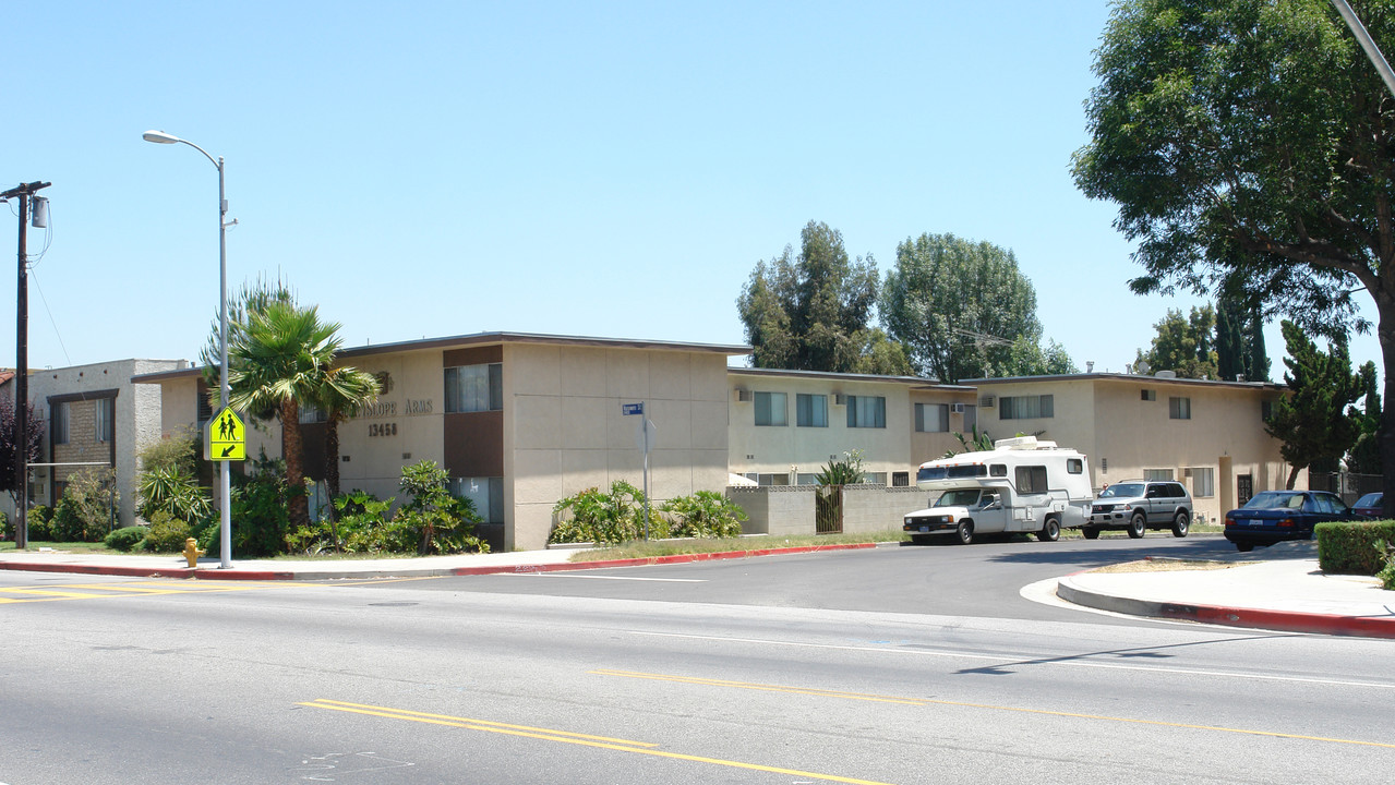 13458 Vanowen St in Van Nuys, CA - Foto de edificio