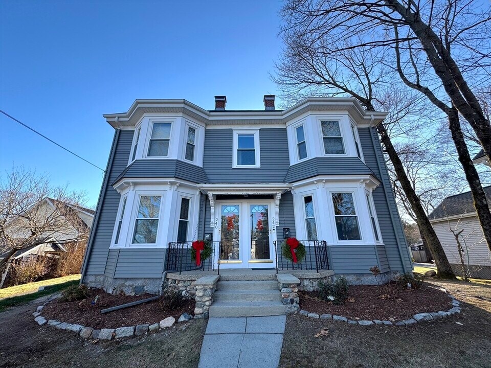 240 Dale St in Waltham, MA - Building Photo
