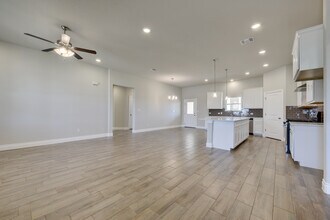 117 Growers Ave in Poteet, TX - Building Photo - Building Photo