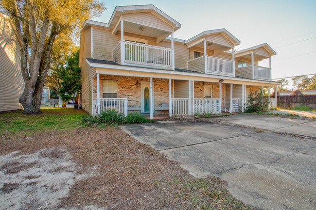 2404 Suwanee Ln