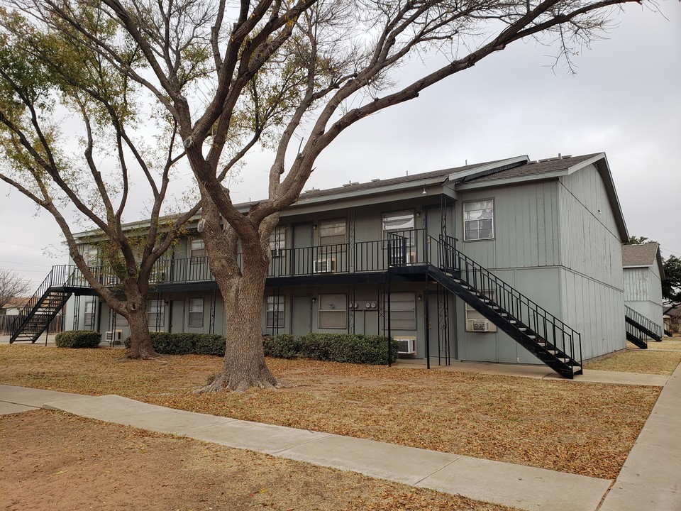 Alturas Eleventh in Odessa, TX - Building Photo