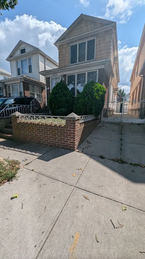 property at 1615 W 4th St