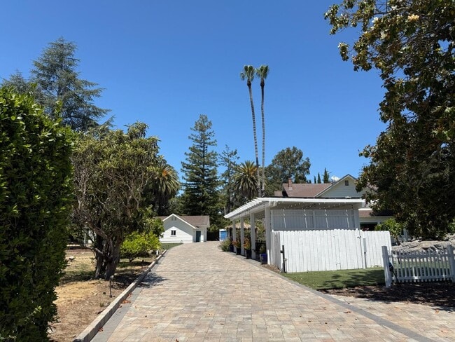 1130 Edgewood Rd in Redwood City, CA - Building Photo - Building Photo
