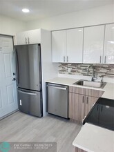 3951 SW 51st St in Fort Lauderdale, FL - Building Photo - Building Photo