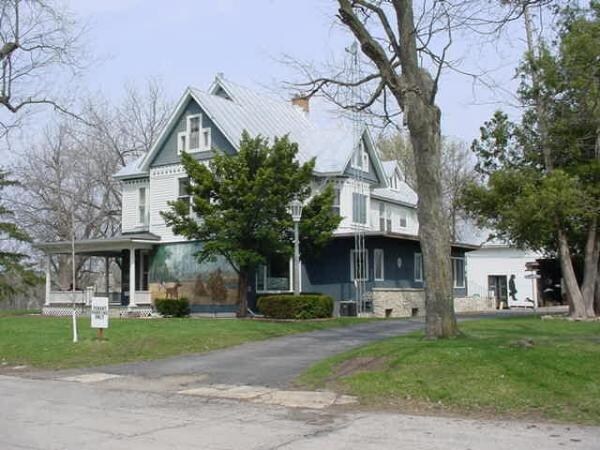 711 Maplewood Rd in Omro, WI - Foto de edificio