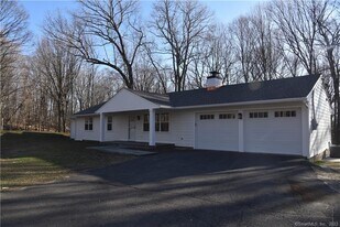 32 Deer Hill Rd in Redding, CT - Building Photo