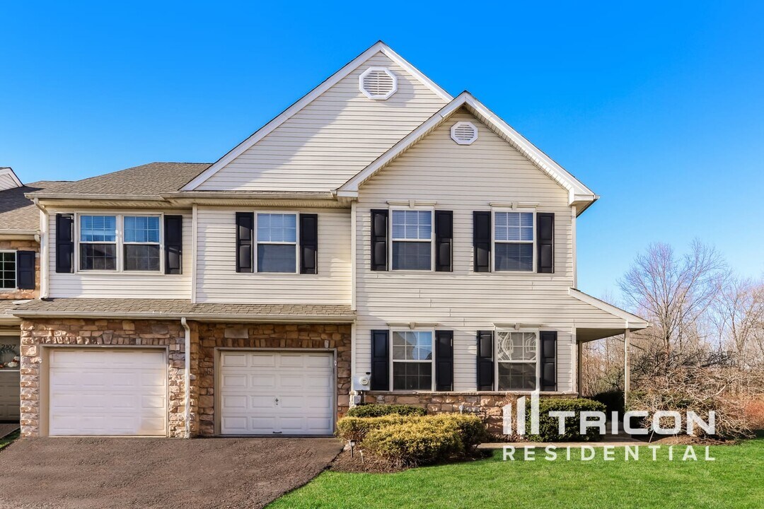 2108 Royal Ct in Royersford, PA - Building Photo