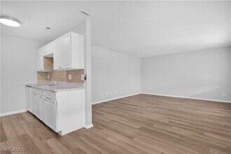 4627 Bayshore Dr in Naples, FL - Building Photo - Building Photo