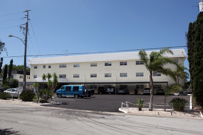 The Commodore in Treasure Island, FL - Foto de edificio - Building Photo