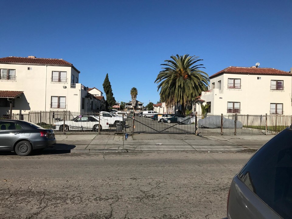 1725 Seminary Ave in Oakland, CA - Building Photo