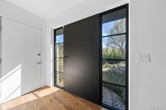 15 Atterbury Rd in Southampton, NY - Building Photo - Building Photo