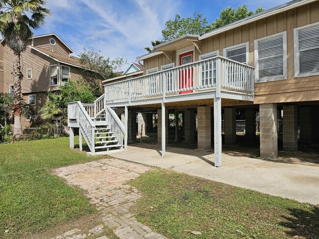 702 Narcissus Rd in Clear Lake Shores, TX - Foto de edificio - Building Photo