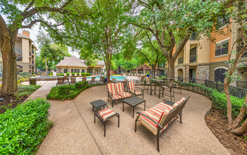 MAA Quarry Oaks in Austin, TX - Foto de edificio - Building Photo