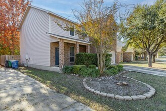 9026 Hilltop Crossing Dr in San Antonio, TX - Building Photo - Building Photo