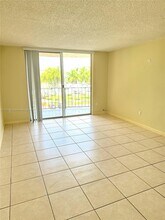 9320 Fontainebleau Blvd in Miami, FL - Building Photo - Building Photo