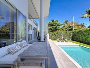 561 Warren Ln in Key Biscayne, FL - Building Photo - Building Photo