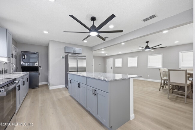 9565 Carbondale Dr W in Jacksonville, FL - Building Photo - Building Photo