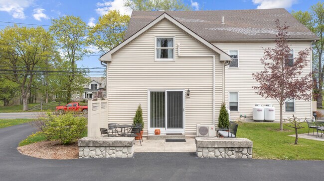 292 Mansion St, Unit E in Coxsackie, NY - Foto de edificio - Building Photo