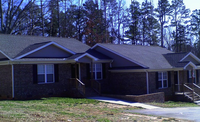 1316 Snow Ct in Burlington, NC - Foto de edificio - Building Photo