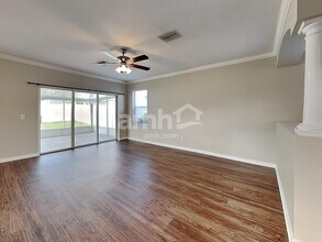 8157 Canterbury Lake Blvd in Tampa, FL - Foto de edificio - Building Photo