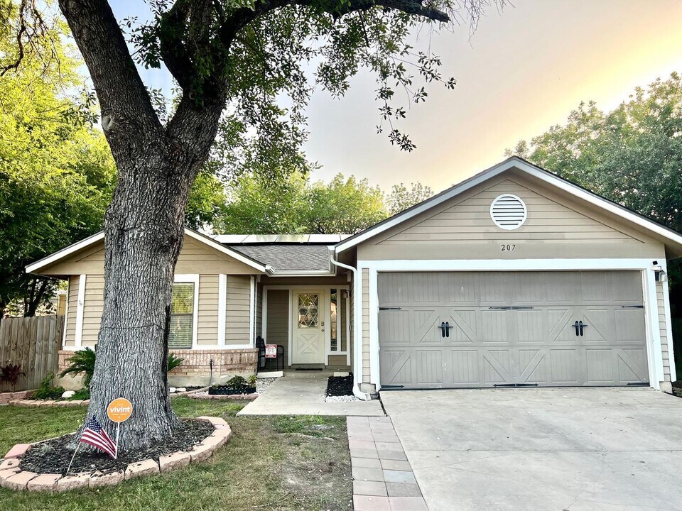207 Canoga Park Dr in San Antonio, TX - Building Photo