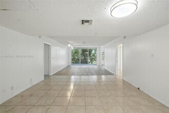 3850 Oaks Clubhouse Dr in Pompano Beach, FL - Foto de edificio - Building Photo