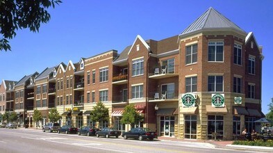 Shops at Village Centre Apartments in Mount Prospect, IL - Foto de edificio - Building Photo