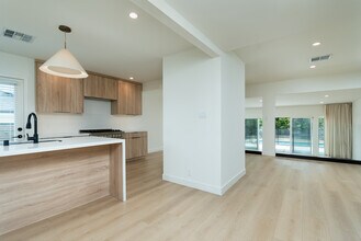 3149 N Naomi St in Burbank, CA - Foto de edificio - Building Photo